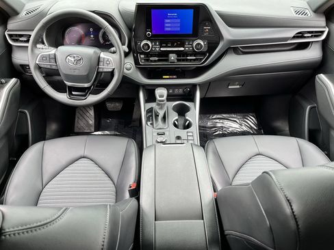 Used 2025 Toyota Highlander XSE AWD/4WD image 9