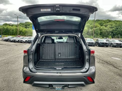 Used 2022 Toyota Highlander XLE AWD/4WD image 22
