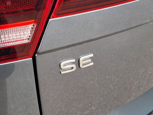 Used 2022 Volkswagen Tiguan SE FWD image 13