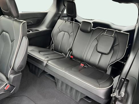 Used 2024 Chrysler Pacifica Limited w/ Uconnect Theater Family Group FWD image 10