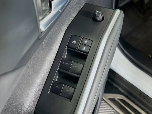 Used 2022 Toyota Highlander XLE AWD/4WD image 19