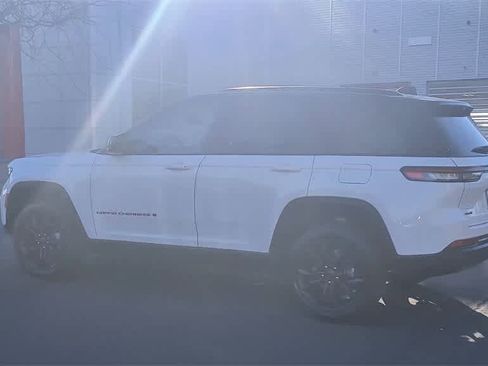New 2025 Jeep Grand Cherokee Limited image 6
