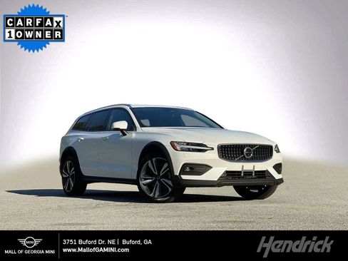 Used 2025 Volvo V60 B5 Cross Country Plus image 1