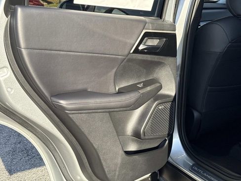 New 2026 Mitsubishi Outlander SE image 13