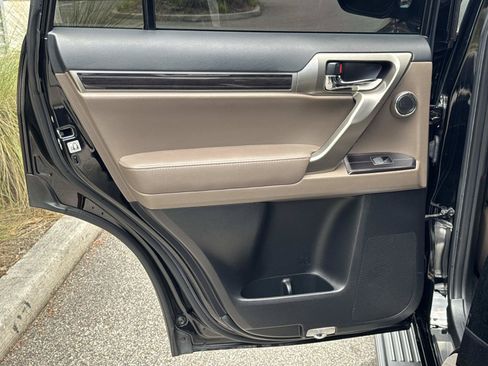 Used 2021 Lexus GX 460 Premium w/ Accessory Package AWD/4WD image 12