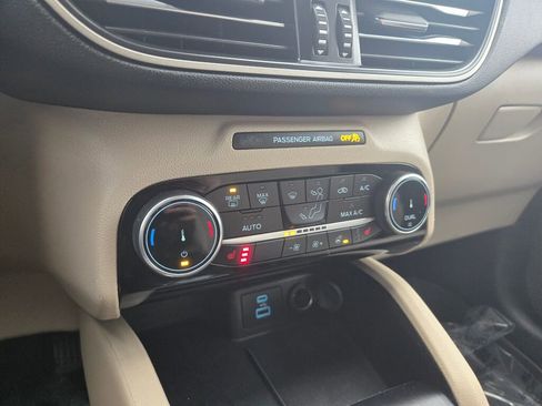 Used 2022 Ford Escape SE w/ SE Sport Appearance Package image 16