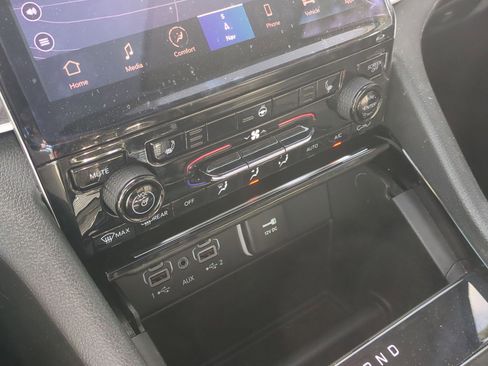 Used 2023 Jeep Grand Cherokee L Limited w/ Black Appearance Package image 15