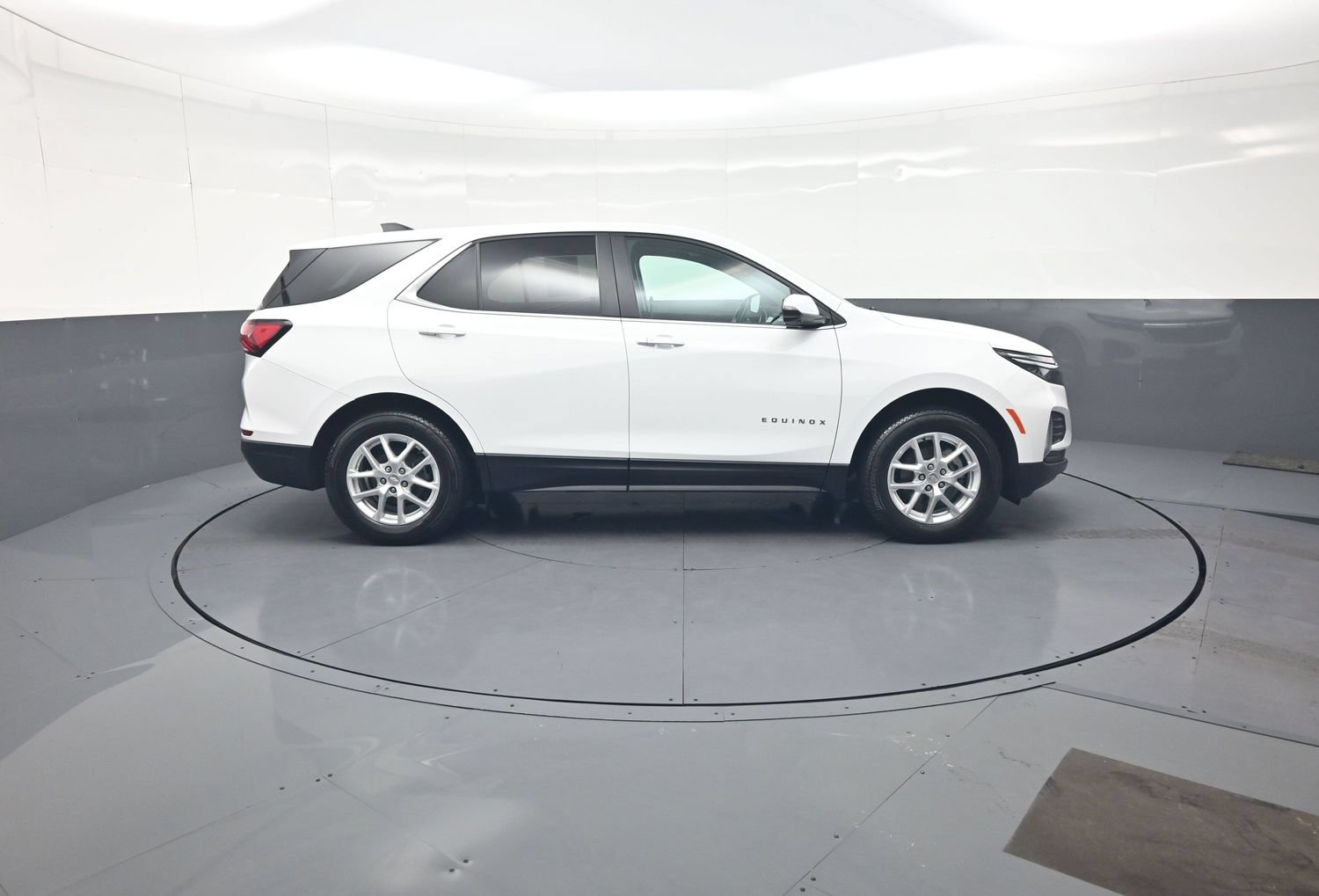 Used 2024 Chevrolet Equinox LT AWD/4WD image 2