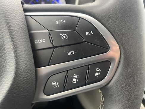 Used 2024 Chrysler Pacifica Touring-L image 22