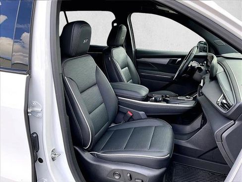 Certified 2025 Buick Enclave Sport Touring w/ Super Cruise Package image 9