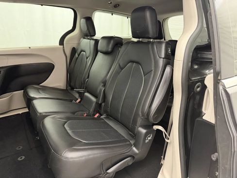 Used 2019 Chrysler Pacifica Touring-L FWD image 26