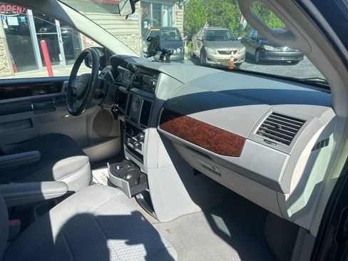 Used 2010 Chrysler Town & Country Touring FWD image 11