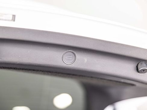Used 2021 Tesla Model Y Long Range AWD/4WD image 18