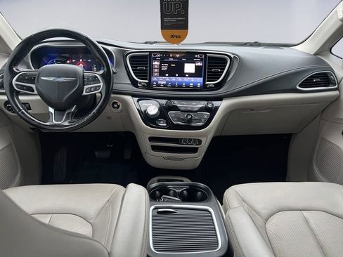 Certified 2021 Chrysler Pacifica Touring-L image 12