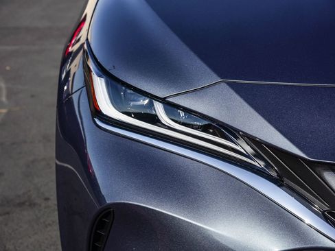 Certified 2023 Toyota Venza LE image 11