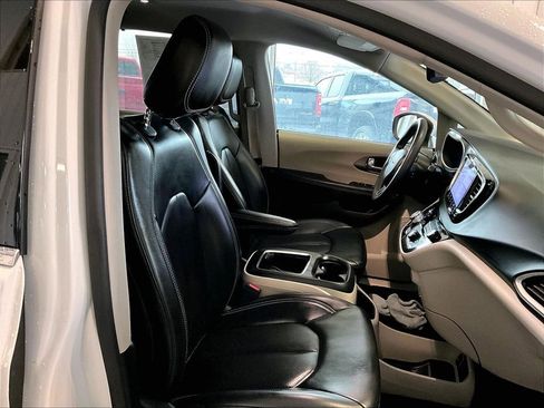 Used 2023 Chrysler Pacifica Touring-L FWD image 11