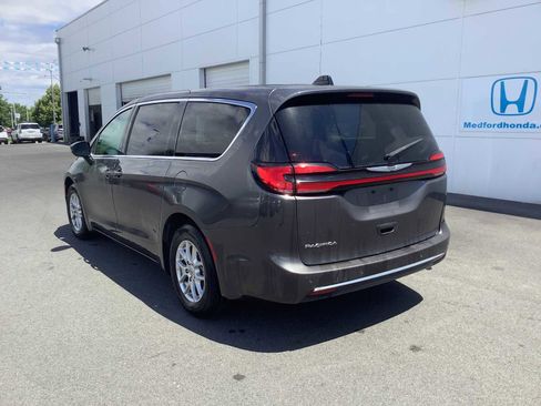 Used 2023 Chrysler Pacifica Touring-L FWD image 3