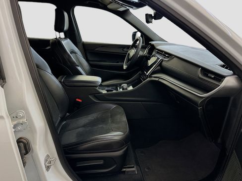 Used 2024 Jeep Grand Cherokee L Laredo image 33