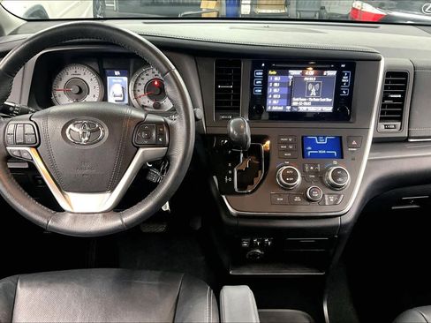 Used 2017 Toyota Sienna SE image 16