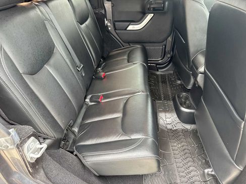 Used 2014 Jeep Wrangler Unlimited Rubicon AWD/4WD image 19