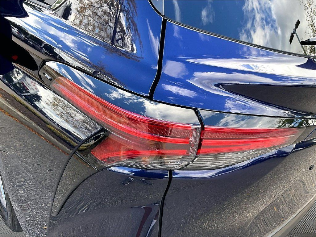 Used 2022 Toyota Sienna XLE w/ XLE Plus Package AWD/4WD image 35