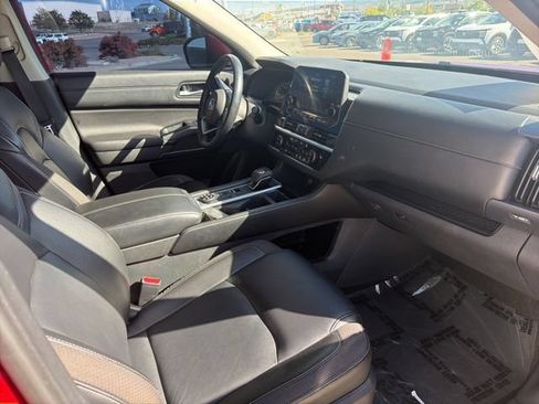 Used 2023 Nissan Pathfinder SL w/ SL Black Package AWD/4WD image 8