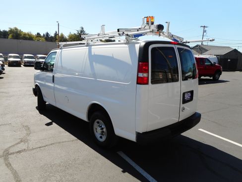 Used 2016 Chevrolet Express 2500 RWD image 9