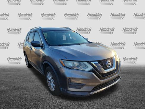 Used 2017 Nissan Rogue SV FWD image 2
