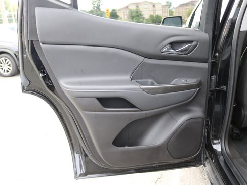 Used 2023 GMC Acadia SLT image 27