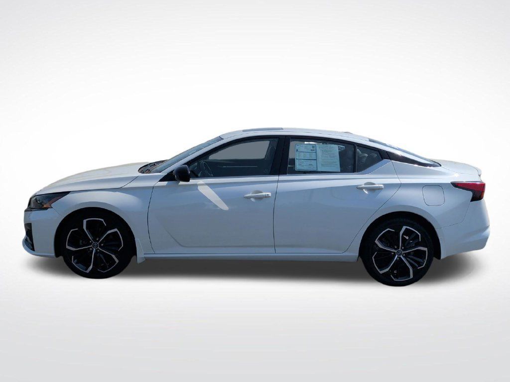 Used 2023 Nissan Altima 2.5 SR w/ SR Premium Package AWD/4WD image 13