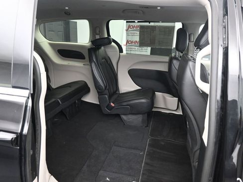 Used 2024 Chrysler Pacifica Touring-L image 12