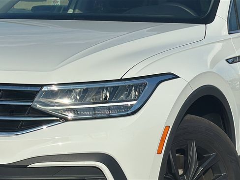 Used 2024 Volkswagen Tiguan SE w/ Panoramic Sunroof Package image 4
