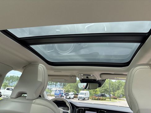 Used 2022 Volvo S60 T8 R-Design Expression w/ Advanced Package image 33