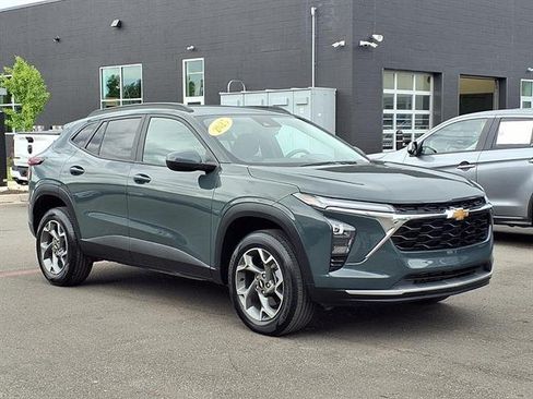 Used 2025 Chevrolet Trax LT FWD image 1