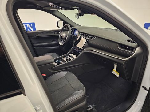 New 2025 Jeep Grand Cherokee L Laredo image 24