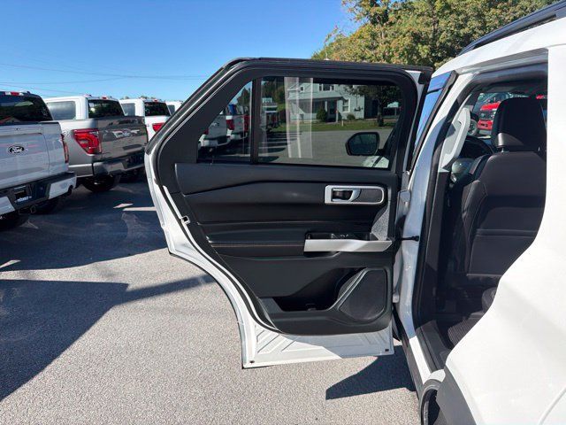 Used 2022 Ford Explorer XLT w/ Equipment Group 202A AWD/4WD image 38