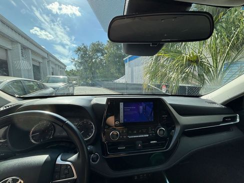 Used 2025 Toyota Highlander LE FWD image 35