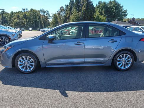 Used 2020 Toyota Corolla LE w/ LE Premium Package image 3