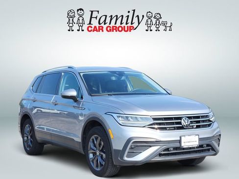 Used 2024 Volkswagen Tiguan SE FWD image 2