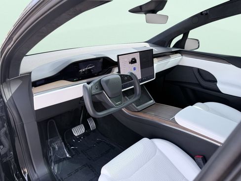 Used 2023 Tesla Model X image 22