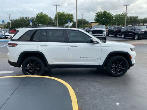 Used 2022 Jeep Grand Cherokee Altitude AWD/4WD image 9