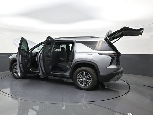Used 2026 Chevrolet Traverse LT FWD image 29