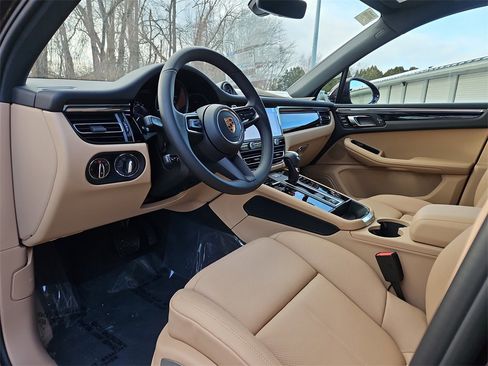 New 2026 Porsche Macan image 4