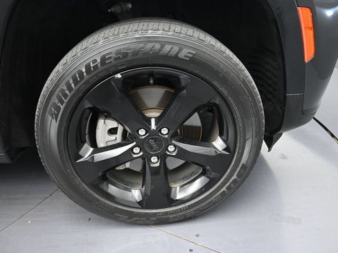 Used 2023 Jeep Grand Cherokee L Laredo RWD image 9