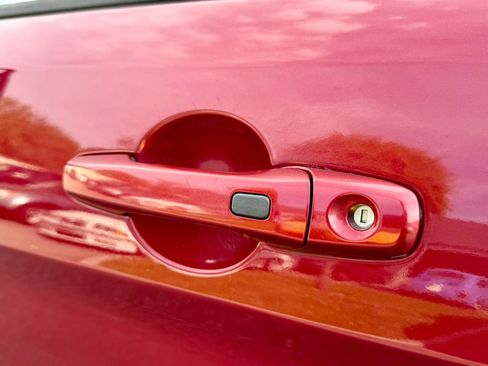 Used 2018 Ford Explorer XLT w/ Equipment Group 202A image 17