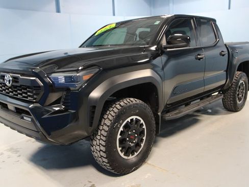 Used 2025 Toyota Tacoma TRD Off-Road AWD/4WD image 25