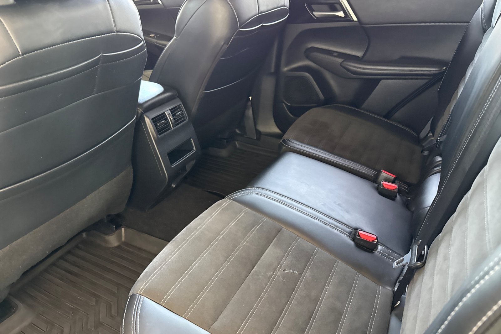 Used 2024 Mitsubishi Outlander SE AWD/4WD image 12