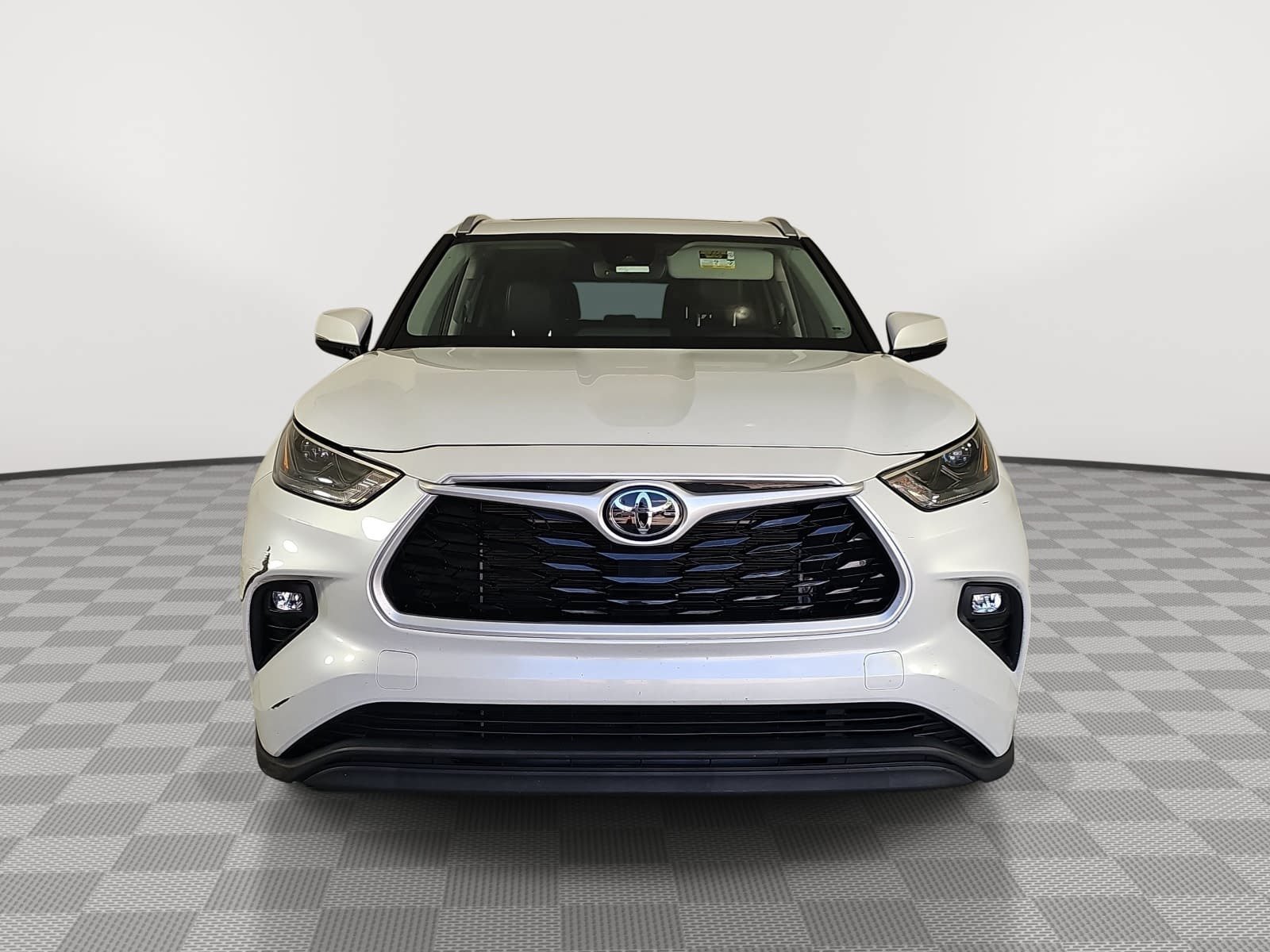 Used 2022 Toyota Highlander XLE FWD image 3