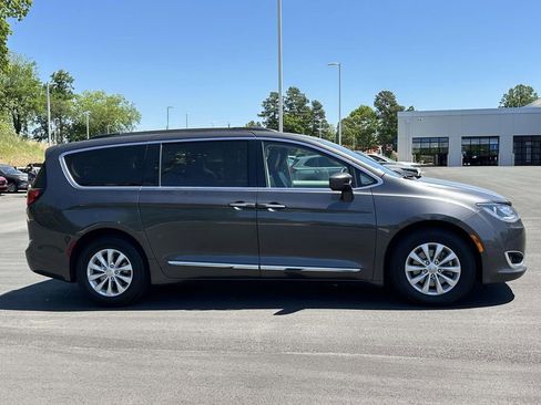 Used 2017 Chrysler Pacifica Touring-L image 29