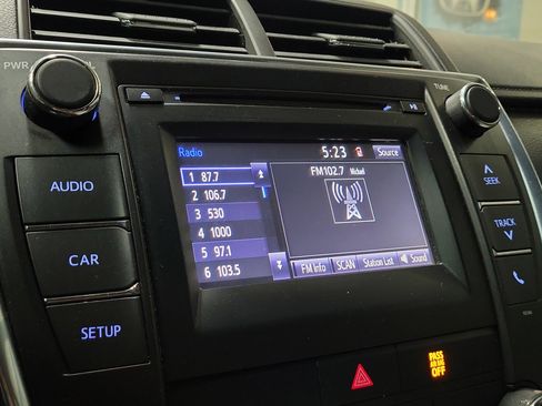 Used 2015 Toyota Camry LE image 27